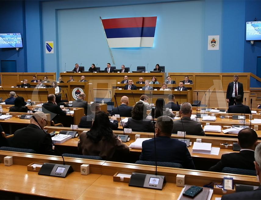 БАЊАЛУКА, 24. МАРТА /СРНА/ - Народна скупштина Републике Српске наставила је данас редовну сједницу разматрањем Нацрта закона о угоститељству, којим се, између осталог, уређује рад салона за посебне прилике који су у пракси значајан дио угоститељске понуде.