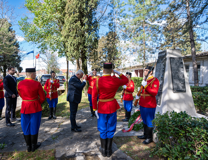 ПОДГОРИЦА, 24. МАРТА /СРНА/ - Предсједник Скупштине Црне Горе Андрија Мандић данас је у Подгорици и Даниловграду одао почаст херојима који су прије 27 година бранили небо и границе Савезне Републике Југославије током НАТО бомбардовања.