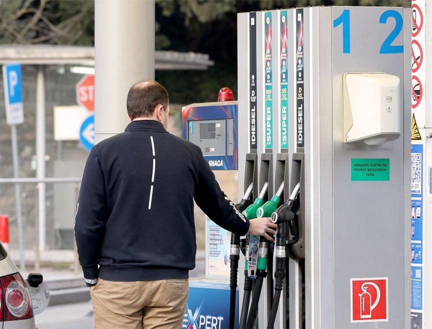 БЕОГРАД, 24. МАРТА /СРНА/ - Министар рударства и енергетике Србије Дубравка Ђедовић Хандановић рекла је данас да су бензинске пумпе снабдјевене горивом, да нема гужви и да ће држава наставити да прати ситуацију на тржишту.