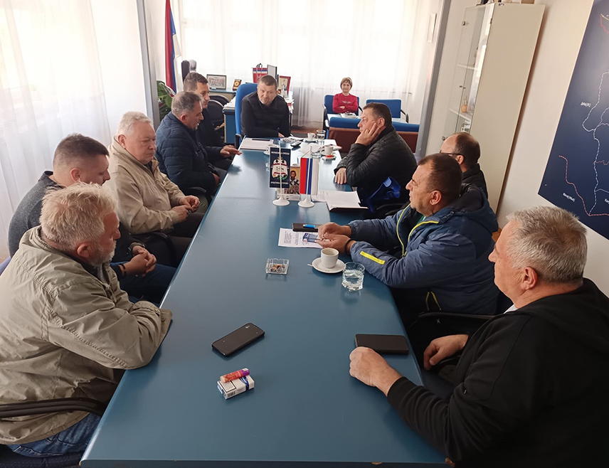 ПЕТРОВО, 24. МАРТА /СРНА/ - Општина Петрово затражила је од Министарства енергетике и рударства Републике Српске информацију да ли комапнија "Југо металс" има сагласност за геолошка истраживања на подручју насеља Сочковац, коју су објавила на својој интернет страници.