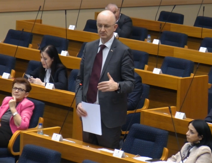 БАЊАЛУКА, 24. МАРТА /СРНА/ - Шеф Клуба посланика СНСД-а у Народној скупштини Републике Српске Срђан Мазалица рекао је да је Радио-телевизија Републике Српске /РТРС/ важна за Српску јер ради у јавном и у републичком интересу.