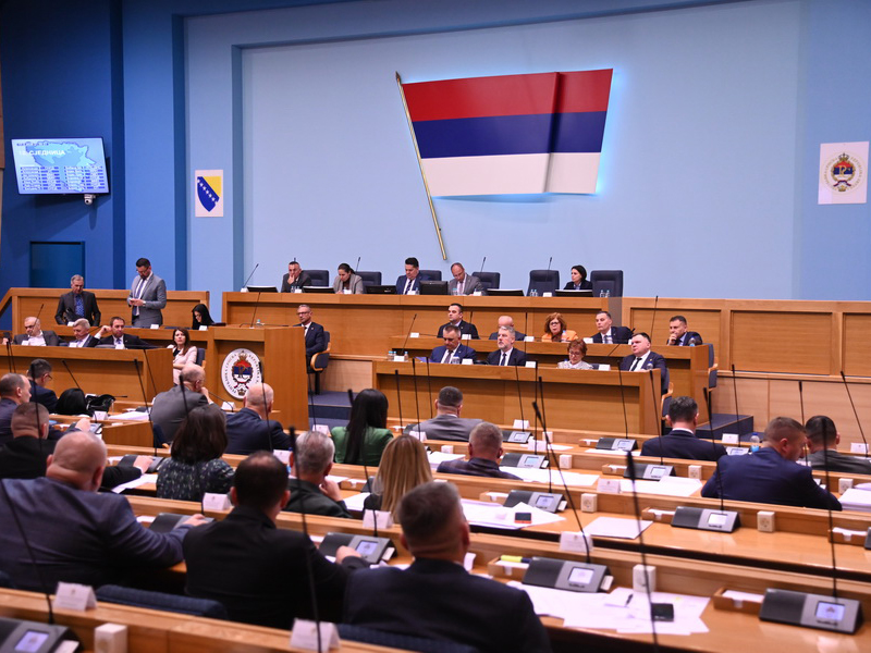 БАЊАЛУКА, 25. МАРТА /СРНА/ - Комисија за избор и именовања Народне скупштине Републике Српске предложила је да за потпредсједника Владе Српске из реда бошњачког народа буде изабран министар здравља и социјалне заштите Ален Шеранић, а за потпредсједника из реда хрватског народа министар пољопривреде, шумарства и водопривреде Српске Анђелка Кузмић, рекао је предсједник Комисије Илија Таминџија.