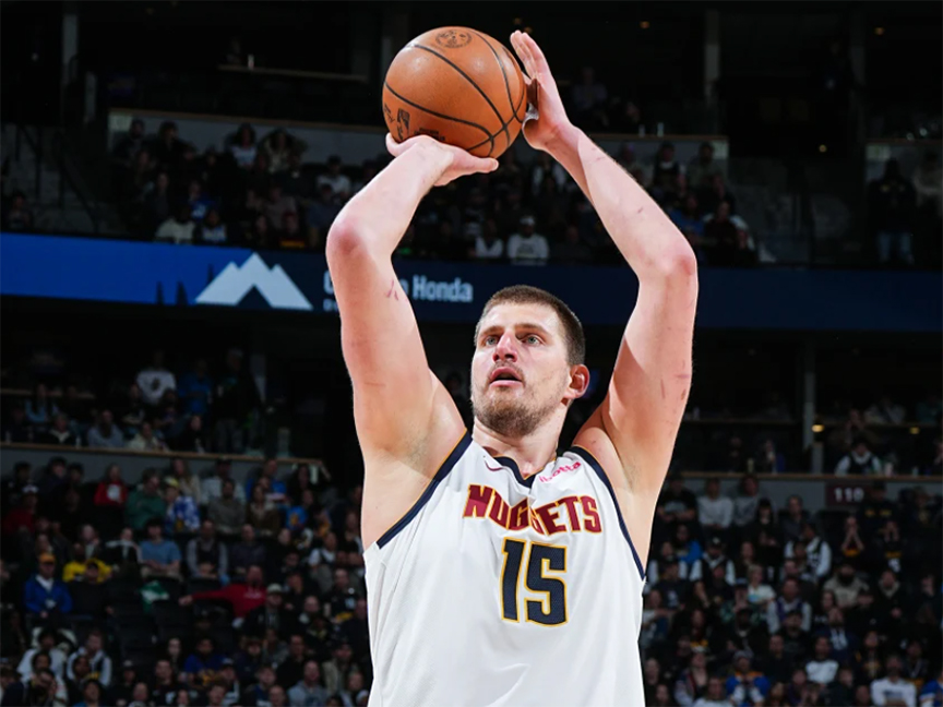 ДЕНВЕР, 25. МАРТА /СРНА/ - Српски кошаркаш Никола Јокић забиљежио је нови трипл-дабл у побједи "Денвер нагетса" над "Финикс сансима" постигавши кош за тријумф свог тима у утакмици Западне конференције америчке НБА лиге.