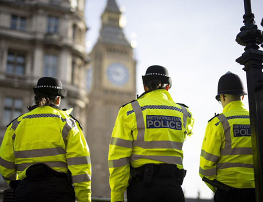 ЛОНДОН, 25. МАРТА /СРНА-Ројтерс/ - Британска полиција ухапсила је двојицу мушкараца у вези са подметањем пожара у четири јеврејска санитетска возила у сјеверном Лондону, саопштиле су власти.