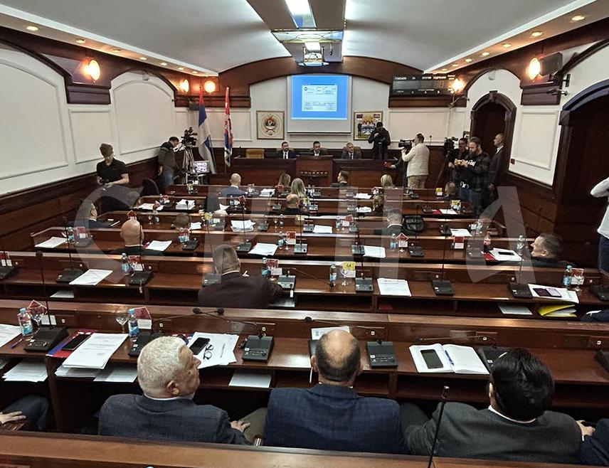 БАЊАЛУКА, 25. МАРТА /СРНА/ - У Бањалуци је почела редовна сједница Скупштине града, а по њеном завршетку требало би да буде одржана и ванредна о предузећима "Еко топлане" и "Чистоћа".