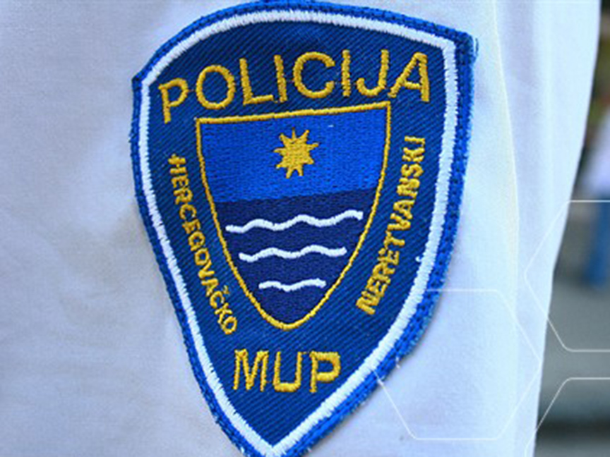 МОСТАР, 25. МАРТА /СРНА/ - Непознати мушкарац покушао је да уз пријетњу ватреним оружјем изврши пљачку у трговини у мостарском насељу Залик, при чему је дошло и до пуцњаве, након које је разбојник побјегао и полиција за њим трага.