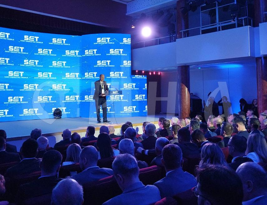 ТРЕБИЊЕ, 25. МАРТА /СРНА/ - Планом инвестиција и развоја "Електропривреда Републике Српске" тренутно је у највећем инвестиционом замаху од свог оснивања и предњачи у изградњи обновљивих извора енергије на Балкану, рекао је генерални директор Лука Петровић на свечаној церемонији поводом отварања Самита енергетике у Требињу.