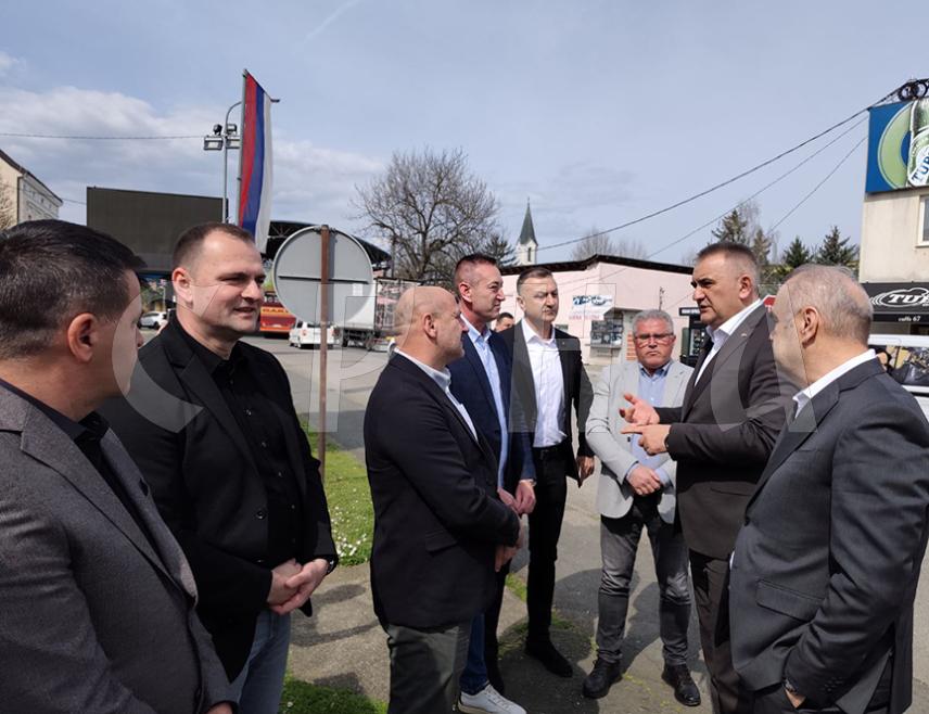 ГРАДИШКА, 25. МАРТА /СРНА/ - Премијер Републике Српске Саво Минић рекао је да је несхватљиво да нико из Владе Федерације БиХ и Савјета министара није додшао на данашњи састанак са представницима Конзорцијума "Логистика" и превозника у Градишци, као и да Влада Српске подржава превознике, али не и блокаду границе.