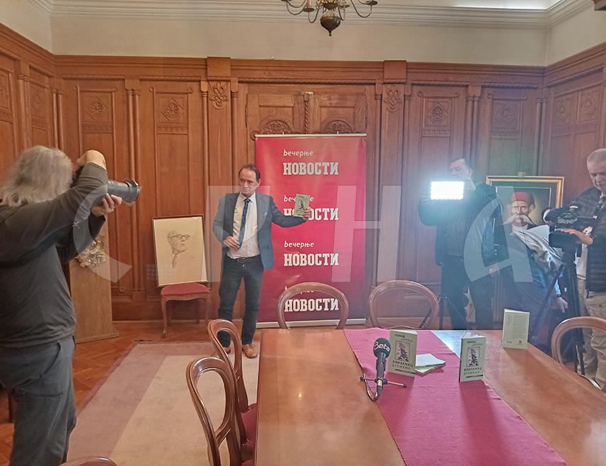 БЕОГРАД, 25. МАРТА /СРНА/ - Новосадски пјесник Ненад Шапоња добитник је награде "Меша Селимовић" за прошлу годину за књигу пјесама "Близанац времена".