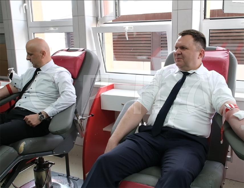 БАЊАЛУКА, 25. МАРТА /СРНА/ - Више од 900 припадника Министарства унутрашњих послова Републике Српске одазвало се акцији добровољног даривања крви поводом Дана полиције Републике Српске, 4. априла, а придружили су им се и министар Жељко Будимир и директор Полиције Синиша Кострешевић.