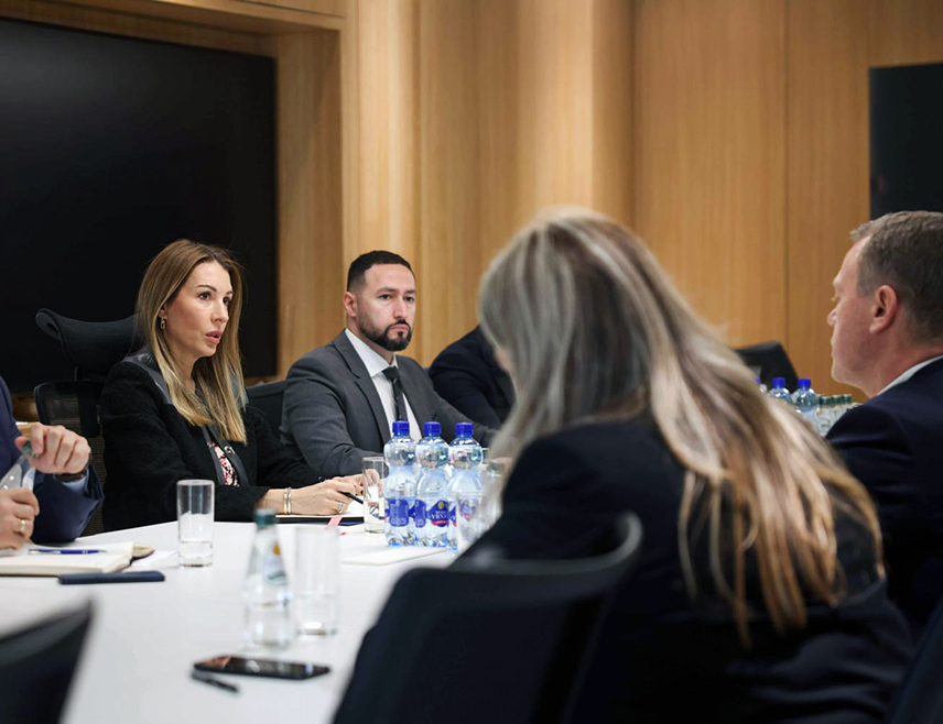 БЕОГРАД, 25. МАРТА /СРНА/ - Нафтна индустрија Србије /НИС/ повећала је прераду сирове нафте, а у априлу ће наставити да повећава производњу како би свих деривата било довољно, речено је на састанку министра рударства и енергетике Србије Дубравке Ђедовић Хандановић и генералног директора НИС-а Кирила Tјурдењева.