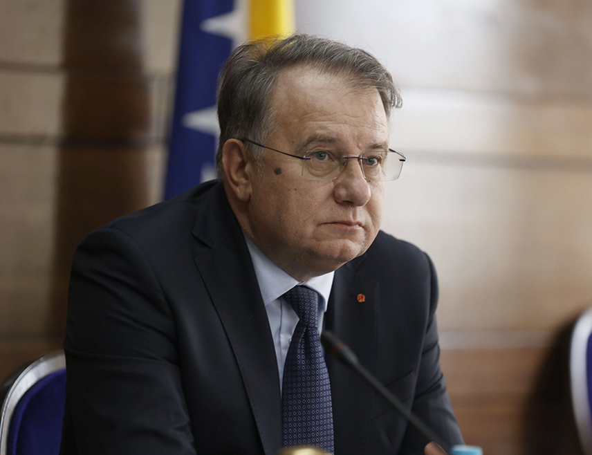 САРАЈЕВО, 25. МАРТА /СРНА/ - Премијер Федерације БиХ Нермин Никшић тврди да није добио позив за данашњи састанак са представницима Конзорцијума "Логистика БиХ", додајући да се овакви састанци "не организују на граничним прелазима, него у институцијама и у организацији надлежних органа БиХ".