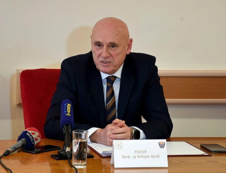 КОСОВСКА МИТРОВИЦА, 25. МАРТА /СРНА/ - За боравишне дозволе на Косову и Метохији, потребне претежно у сектору школства и здравства, до сада се пријавило 414 запослених на Универзитету у Приштини са сједиштем у Косовској Митровици и нешто више од 2.400 студената, рекао је ректор овог универзитета Небојша Арсић.