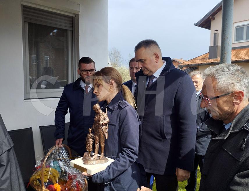 БРОД, 26. МАРТА /СРНА/ - Предсједник Владе Републике Српске Саво Минић, министар рада и борачко-инвалидске заштите Радан Остојић и министар за рад, запошљавања, борачка и социјална питања Србије Милица Ђурђевић Стаменковски уручили су признање "Милунка Савић" Миљи Зечевић из Сијековца, којој су злочинци убили три сина и мужа.