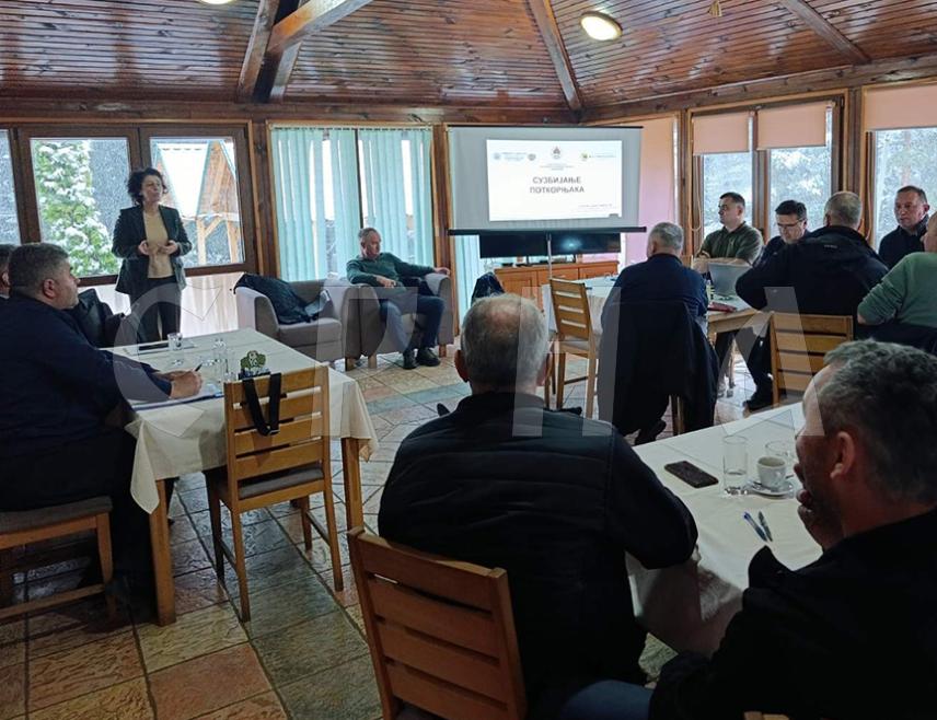 ДРИНИЋ, 26. МАРТА /СРНА/ - У Дринићу је данас одржана стручна обука о заштити шума од поткорњака за раднике шумских газдинстава из Дринића, Потока и Рибника с циљем унапређења знања и праксе у области заштите шума, посебно на превенцији и сузбијању бројности поткорњака као једне од највећих штеточина четинарских шума.