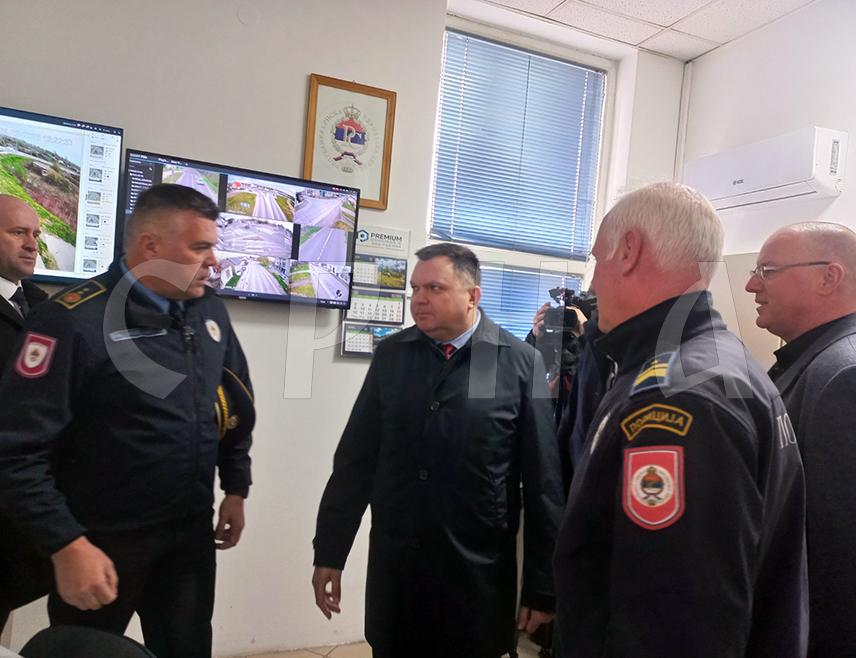 БРОД, 26. МАРТА /СРНА/ - Брод је од данас покривен са осам надзорних и двије паметне камере које препознају лица и регистарске ознаке, рекао је начелник Полицијске управе Добој Слободан Радинковић.