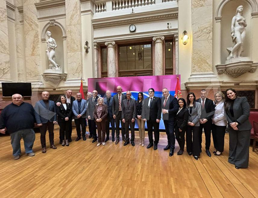 БЕОГРАД, 26. МАРТА /СРНА/ - Парламентарни форум Србија - Република Српска упутиће владама Србије и Српске захтјев да убрзају реализацију идеје о изградњи меморијалних центара жртвама геноцида НДХ који ће бити у Београду и Доњој Градини, одлучено је на данашњој сједници у Београду.