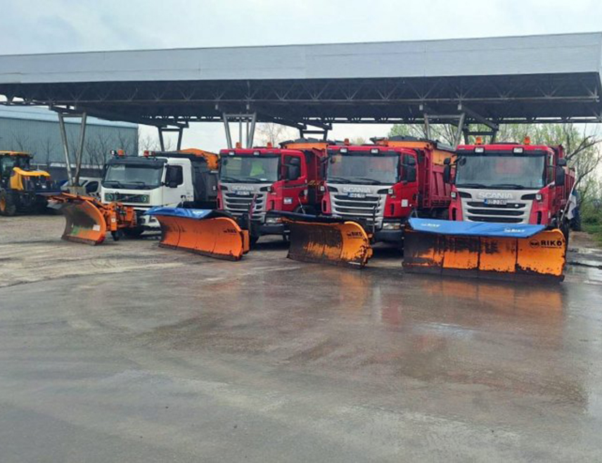 БАЊАЛУКА, 26. МАРТА /СРНА/ - Зимска служба фирме "Козарапутеви", ангажована на зимском одржавању ауто-путева, у приправности је због најављеног снијега у Републици Српској, саопштено је из предузећа "Аутопутеви Републике Српске".