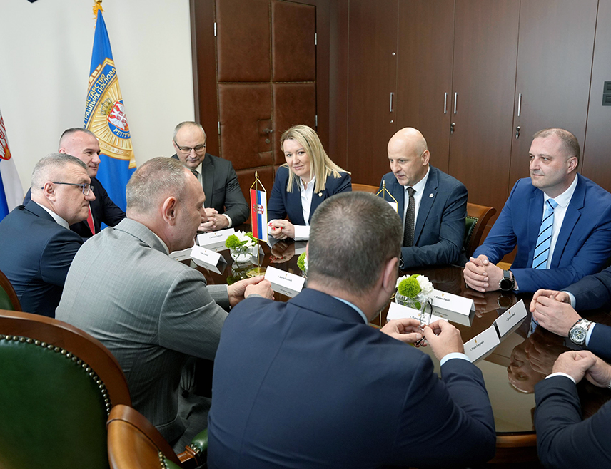 БЕОГРАД, 26. МАРТА /СРНА/ - Директори полиција Србије и Републике Српске Драган Васиљевић и Синиша Кострешевић разговарали су данас у Београду о безбједносним изазовима и унапређењу добре и високопрофесионалне сарадње у борби против свих видова криминала, те потврдили посвећеност наставку сарадње.