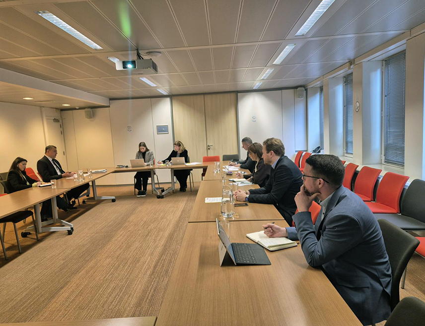 САРАЈЕВО, 26. МАРТА /СРНА/ - Проблем професионалних возача у транспортном сектору западног Балкана и ЕУ мора се рјешавати координисано, уз подршку земаља са којима БиХ остварује највећу спољнотрговинску размјену, истакао је у Бриселу потпредсједник Спољнотрговинске коморе БиХ Вјекослав Вуковић.