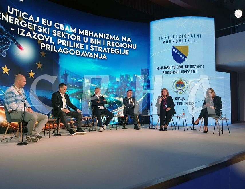 TРЕБИЊЕ, 26. МАРTА /СРНА/ - Европски механизам за прекогранично опорезивање угљен-диоксида – ЦБАМ увео је нове трошкове за предузећа, што ће условити неминовни раст цијене производа који се опорезују, изјавила је Срни модератор панела о ЦБАМ-у Арнеса Борчак у оквиру Самита енергетике у Tребињу.