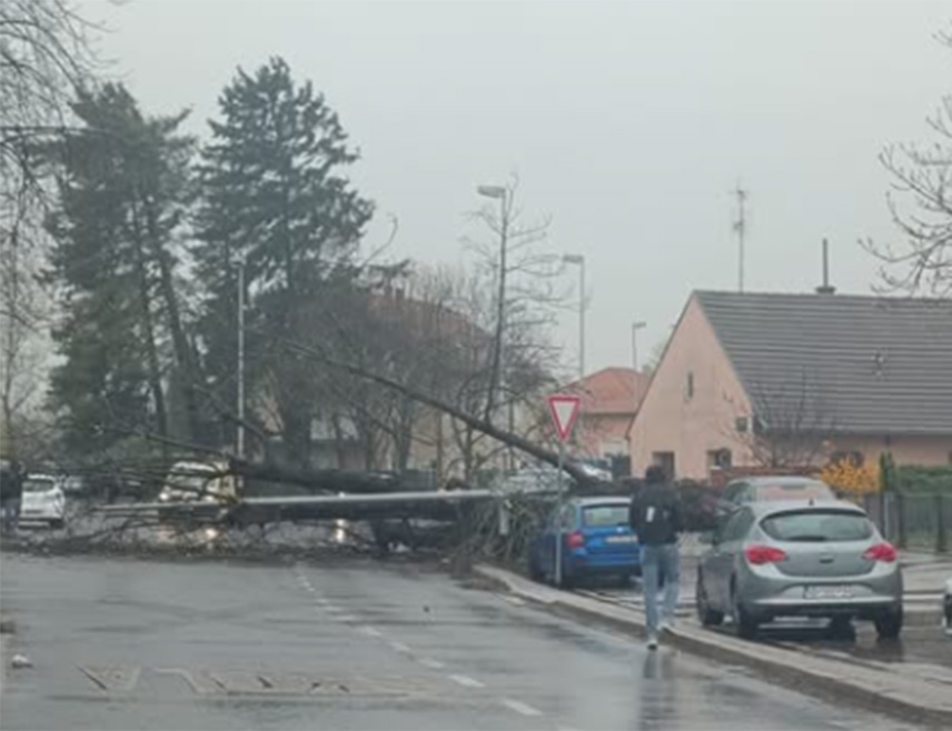 ЗАГРЕБ, 27. МАРТА /СРНА/ - Снијег и јак вјетар изазвали су бројне проблеме у саобраћају у Хрватској, а у Загребу је у основним и средњим школама отказана настава.