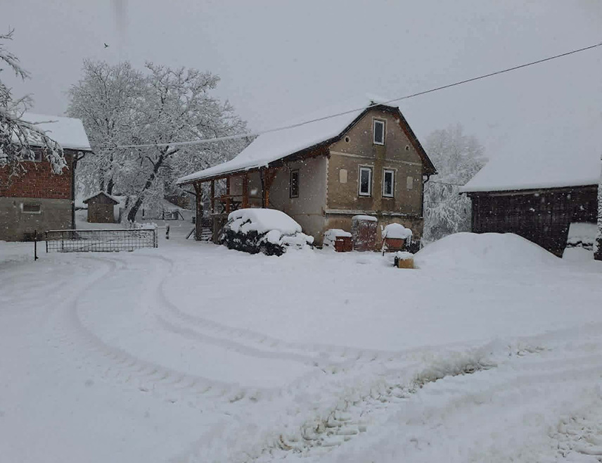 КРУПА НА УНИ, 27. МАРТА /СРНА/ - Висина снијега у Крупи на Уни јутрос је 30 центиметара и почело је чишћење путева, рекао је Срни начелник Гојко Кличковић.