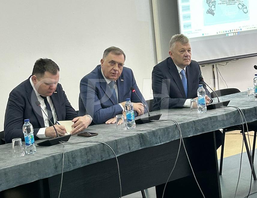 БАЊАЛУКА, 27 МАРТА /СРНА/ - На Факултету безбједносних наука Универзитета у Бањалуци почео је међународни научни скуп о савременим изазовима и пријетњама безбједности, којем присуствују министар унутрашњих послова Републике Српске Жељко Будимир и лидер СНСД-а Милорад Додик.