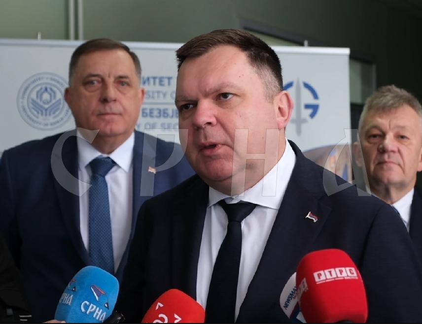 БАЊАЛУКА, 27. МАРТА /СРНА/ - Безбједносне пријетње и стратегијски изазови данас се морају изучавати на највишем научном нивоу с обзиром на то да и тероризам користи вјештачку интелигенцију, рекао је министар унутрашњих послова Републике Српске Жељко Будимир у Бањалуци на међународном научном скупу о безбједности.