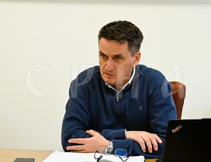 ДОБОЈ, 27. МАРТА /СРНА/ - Савјет министара је одбијањем да заштити домаћу производњу челика привременим мјерама угрозио око 40.000 радних мјеста која зависе од рада Нове жељезаре Зеница, као и транспортни ланац жељезничких оператера у БиХ, изјавио је Срни в.д. генералног директора "Жељезница Републике Српске" Драган Зеленковић.