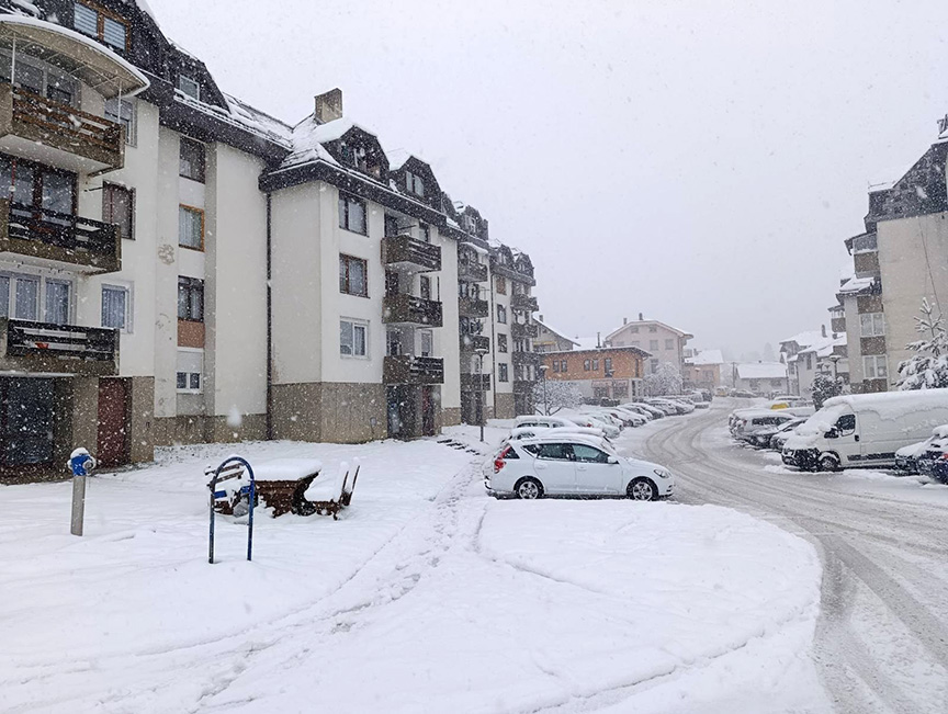 МРКОЊИЋ ГРАД/ЈЕЗЕРО, 27. МАРТА /СРНА/ - На подручју општина Мркоњић Град и Језеро сви путеви су проходни, а зимске екипе су у приправности јер снијег и даље пада.