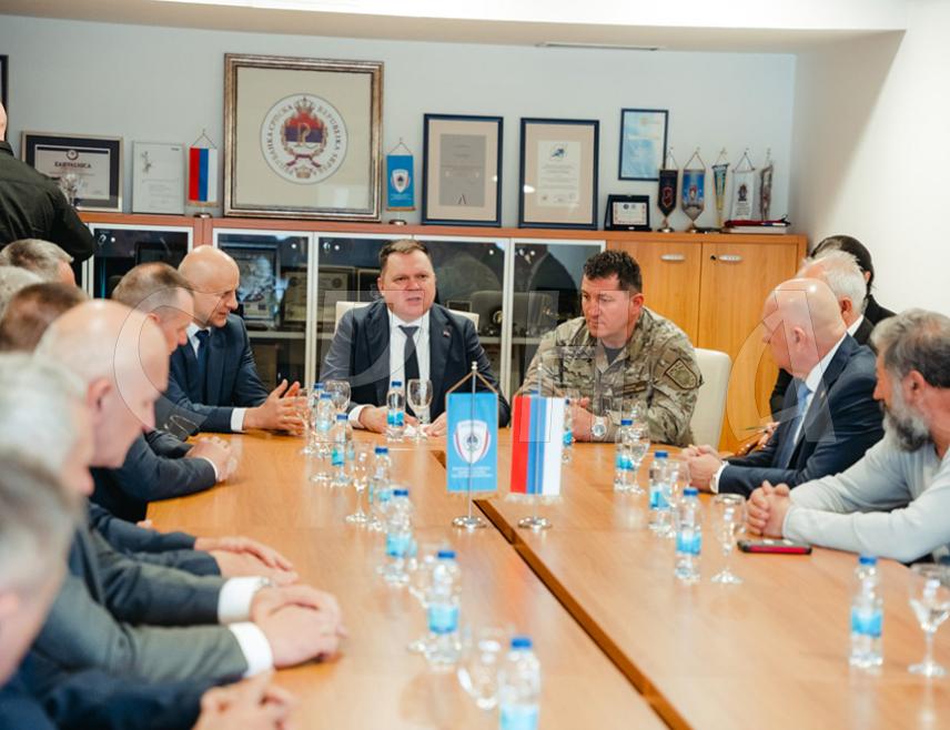 БАЊАЛУКА, 27. МАРТА /СРНА/ - Министар унутрашњих послова Републике Српске Жељко Будимир изјавио је данас у Бањалуци на пријему за ратне команданте одреда Специјалне полиције да су управо они поставили темеље на којима данас почива Министарство унутрашњих послова /МУП/ и да њихов допринос током рата, али и у годинама након њега, представља неизбрисив дио историје у изградњи Српске и безбједносног система.