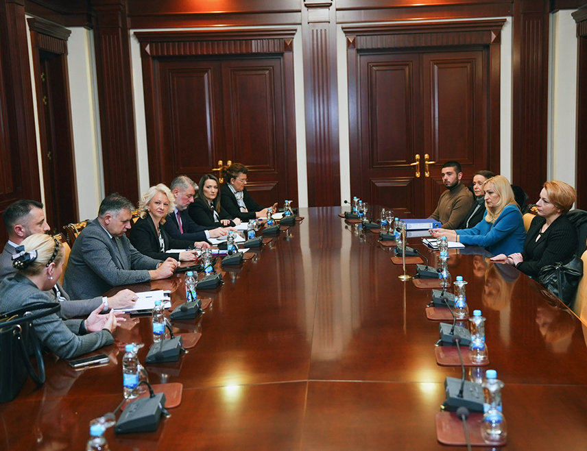 БАЊАЛУКА, 27. МАРТА /СРНА/ - Представници Владе Републике Српске, Центра за социјални рад Бањалука, Центра "Заштити ме" и родитеља дјеце са сметњама у развоју усагласили су данас модел по којем ће се у Бањалуци обезбиједити услуге дневног збрињавања за пунољетне кориснике са сметњама у развоју.