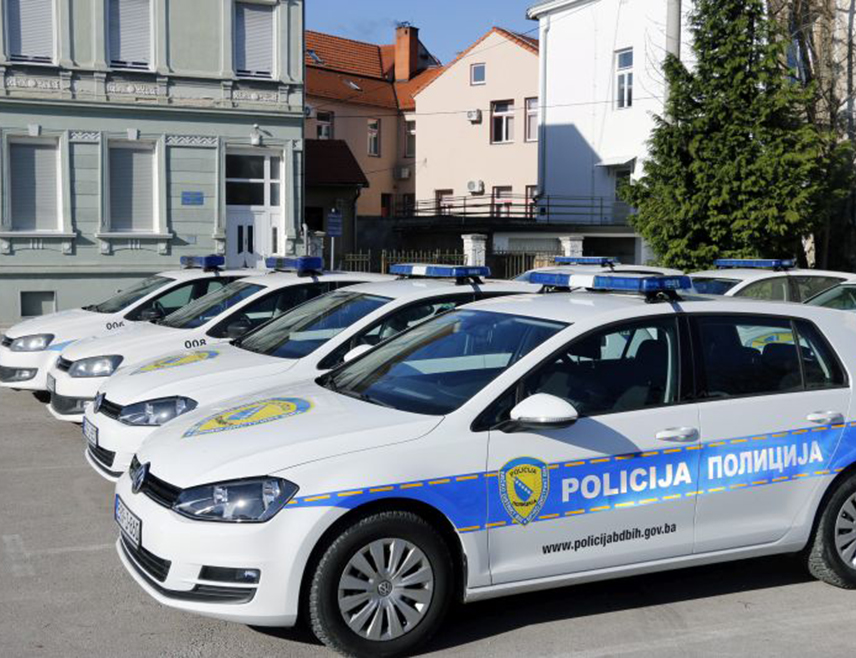 БРЧКО, 27. МАРTА /СРНА/ - Три лица прекршајно су кажњена због употребе гасног оружја из возила у покрету у Брчком током и након јавног преноса фудбалске утакмице репрезентација БиХ и Велса, саопштено је из брчанске полиције.