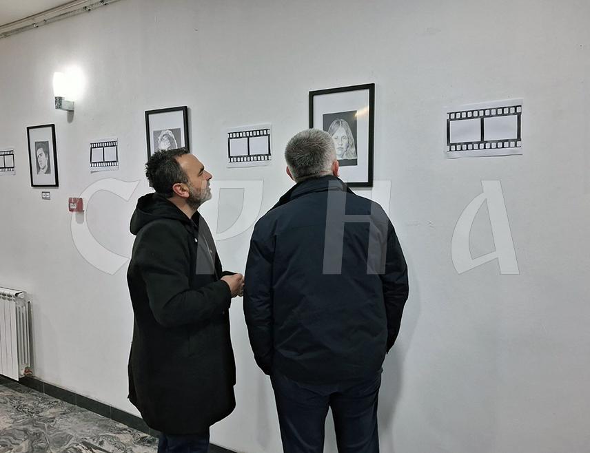 ИСТОЧНО НОВО САРАЈЕВО, 27. МАРТА /СРНА/ - Изложба портрета "Велика имена малих екрана" аутора Славише Вреће, која обухвата 26 радова умјетникових омиљених глумаца, отворена је вечерас у Културном центру Источно Ново Сарајево.