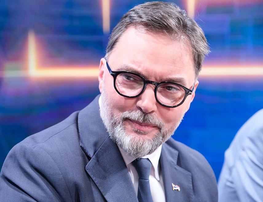 САРАЈЕВО, 27. МАРТА /СРНА/ - Замјеник предсједавајуће Савјета министара Сташа Кошарац изјавио је да институције на нивоу БиХ не могу одлучивати о надлежностима Републике Српске, нити учествовати у процесу политичког одлучивања у Српској и да је то коначно јасно и крњем Уставном суду БиХ.