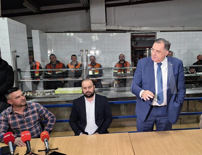 ПРИЈЕДОР, 27. МАРТА /СРНА/ - Предједник СНСД-а Милорад Додик посјетио је вечерас раднике рудника "Нова Љубија" у Омарској и поручио да Република Српска стоји иза њих и да ће обезбиједити новац за исплату шест плата.