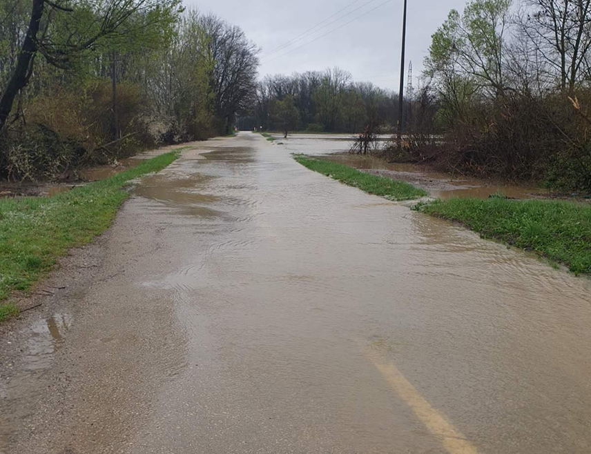 БРЧКО, 28. МАРTА /СРНА/ – Водостаји ријека Брка и Tиња на подручју Брчко дистрикта у порасту су усљед обилних падавина у протекла 24 часа, што је довело до изливања воде на пољопривредно земљиште и локалне путеве, али већа материјална штета за сада није забиљежена.