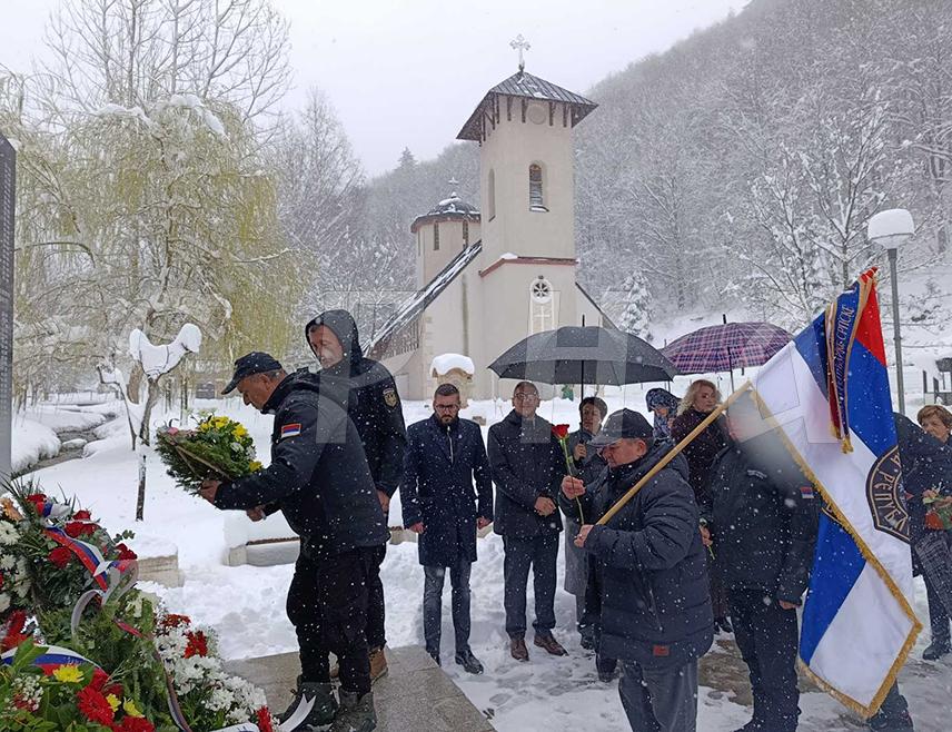 ШИПОВО, 28. МАРТА /СРНА/ - У манастиру Глоговац код Шипова данас је служен парастос и положени су вијенци на спомен-обиљежје погинулим борцима и цивилним жртвама Одбрамбено-отаџбинског рата поводом 34 године од формирања Деветнаесте пјешадијске бригаде Србобран.