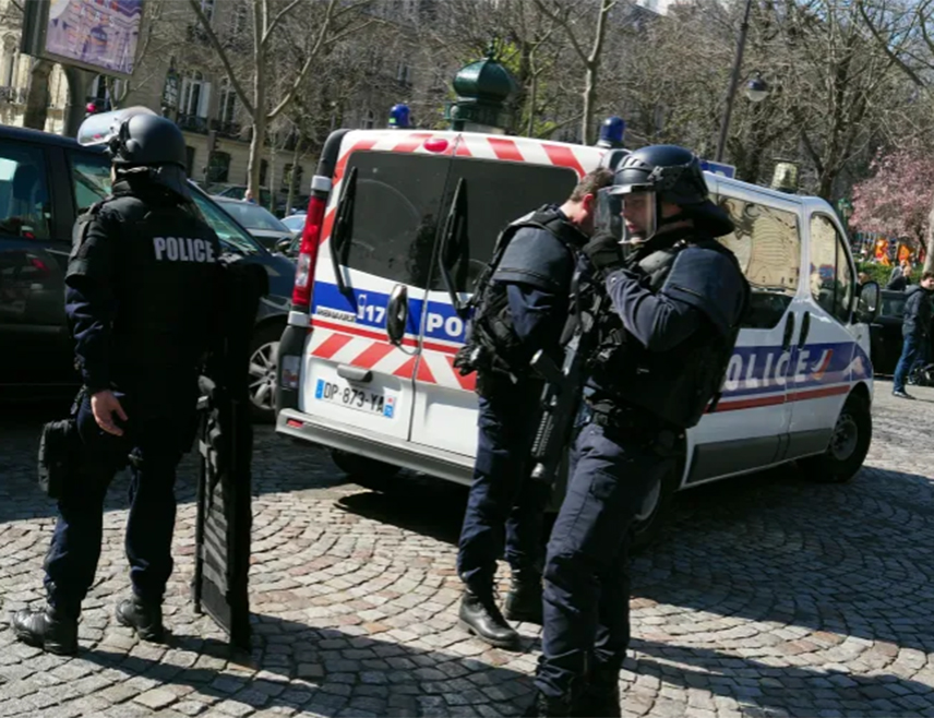 ПАРИЗ, 28. МАРТА /СРНА/ - Француска полиција спријечила је покушај бомбашког напада испред филијале "Банке Америке" у Паризу и ухапсила мушкарца који се спремао да активира експлозивну направу домаће израде, рекли су агенцији АФП извори блиски случају.