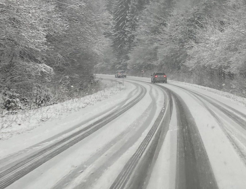 БАЊАЛУКА, 29. МАРТА /СРНА/ - Због снијега на коловозу у прекиду је одвијање саобраћаја за теретна возила на путном правцу Бијељина-Tузла у мјесту Бањ Брдо, преко превоја Хан Поглед на путу Власеница-Хан Пијесак, као и преко Романије, на магистралном путу Сарајево-Соколац.