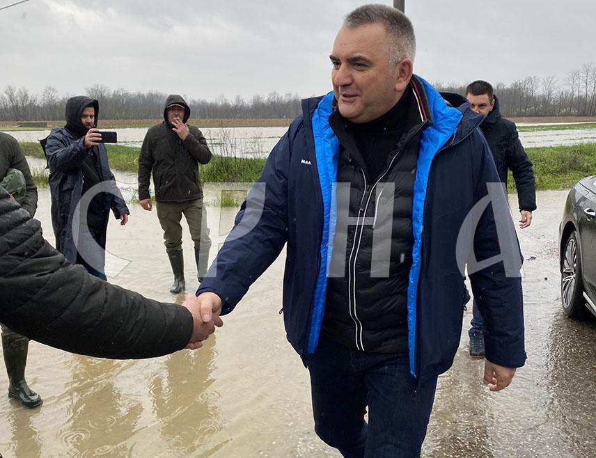 ПЕЛАГИЋЕВО, 29. МАРТА /СРНА/ - Предсједник Владе Републике Српске Саво Минић стигао је у насеље Ћендићи у општини Пелагићево, гдје ће провјерити стање канала, који је важан за одбрану од поплава у овом насељу.