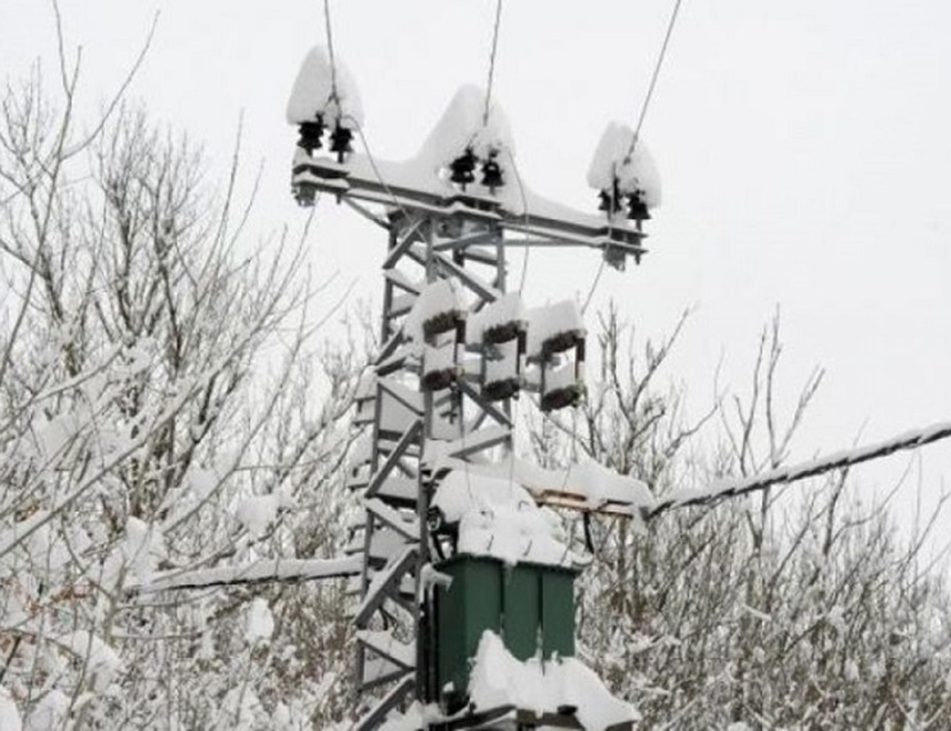 БАЊАЛУКА, 29. МАРТА /СРНА/ - На дијелу дистрибутивног подручја "Електрокрајине" јутрос се биљеже кварови на средњенапонским далеководима прозроковани сњежним падавинама, односно кидањем проводника под теретом мокрог снијега и обрушавања грања преко стубова и водова, саопштено је из тог предузећа.