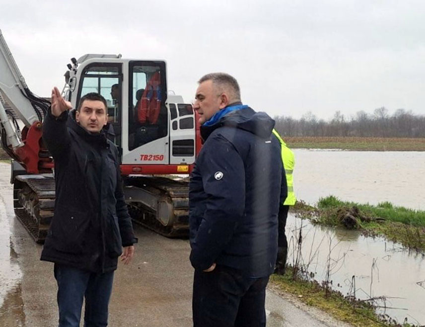 ПЕЛАГИЋЕВО, 29. МАРТА /СРНА/ - Предсједник Владе Републике Српске Саво Минић истакао је да је стање на терену и насипима у Пелагићеву за сада добро, а да су све екипе приправне.