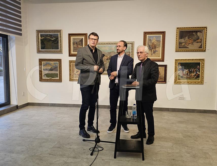 ИСТОЧНА ИЛИЏА, 29. МАРТА /СРНА/ - Академик Миливоје Унковић свечано је вечерас у Галерији "Жарко Видовић" у Источној Илиџи отворио изложбу "Српско сликаство почетком 20. вијека".