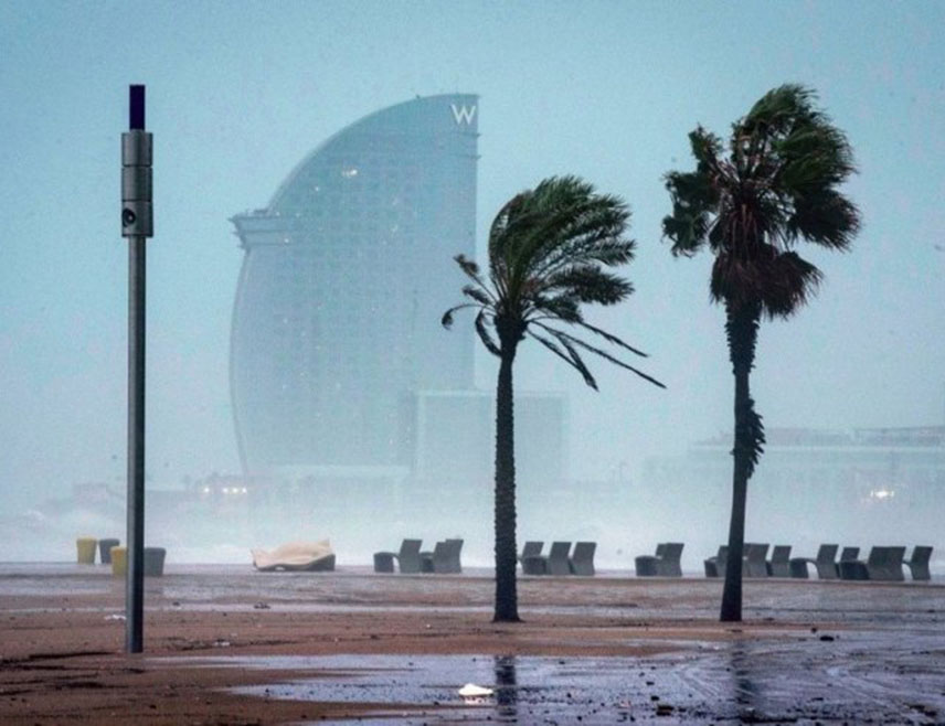 БАРСЕЛОНА, 29. МАРТА /СРНА/ - Олујни вјетар који је данас погодио Каталонију, а који ће се интензивирати у наредним сатима, довео је до рушења кровова, прекида саобраћаја на више путева и обуставе жељезничког саобраћаја, а у невремену је шесторо људи повријеђено, саопштила је локална служба цивилне заштите.