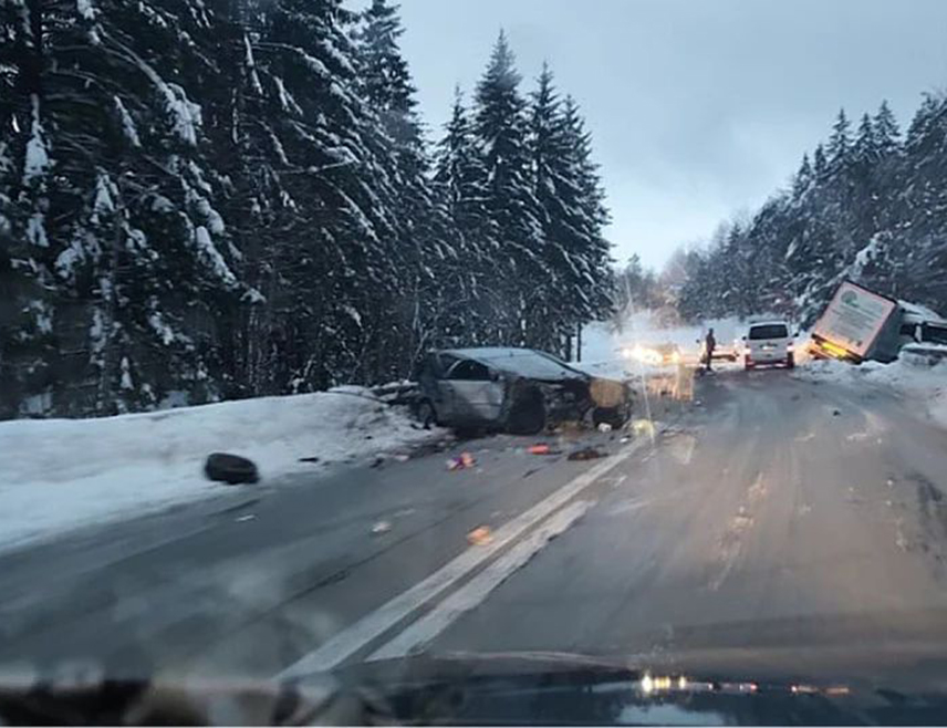 БАЊАЛУКА, 30. МАРТА /СРНА/ - Припадник Полицијске станице Рибник погинуо је јутрос у саобраћајној несрећи на магистралном путу Босански Петровац - Кључ, у насељу Ланиште, док је његов колега, који је тешко повријеђен, критично, сазнаје Срна.