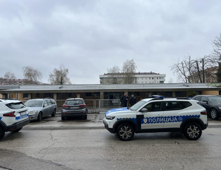 БАЊАЛУКА, 30. МАРТА /СРНА/ - Три бањалучке основне школе су евакуисане због дојава о постављеној бомби, речено је Срни у Полицијској управи Бањалука.