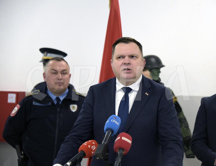 БАЊАЛУКА, 30. МАРТА /СРНА/ - Министар унутрашњих послова Жељко Будимир рекао је да МУП покушава да утврди одакле су стигле дојаве о бомбама у три бањалучке школе, гдје су у току контрадиверзиони прегледи.