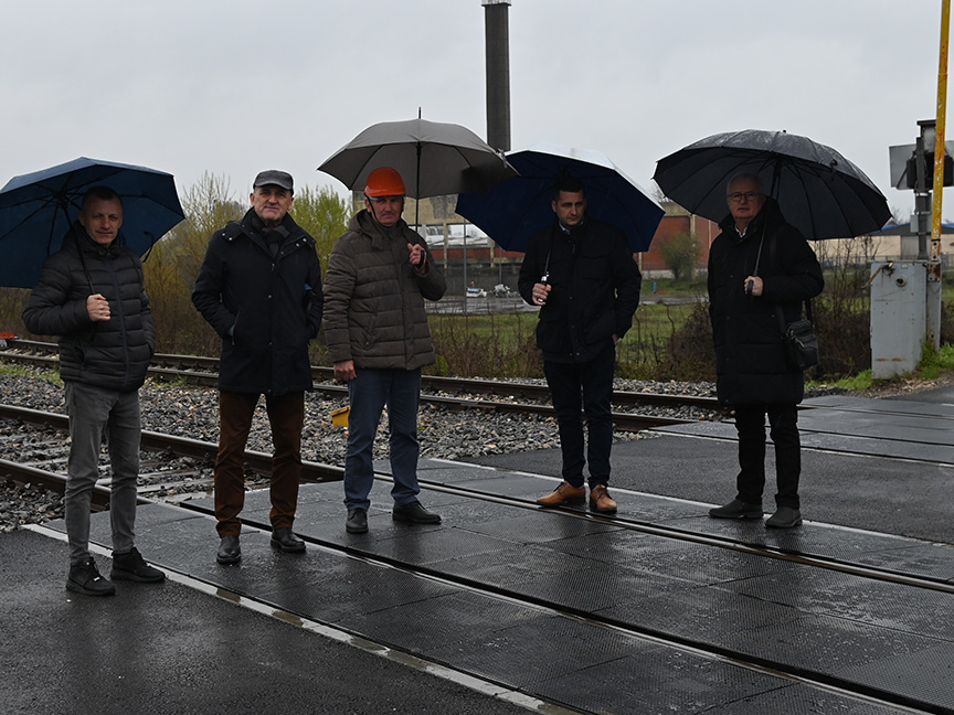 ДОБОЈ, 30. МАРТА /СРНА/ - "Жељезнице Републике Српске" пустиле су данас за друмски саобраћај пружни прелаз у Шамцу након завршене реконструкције.